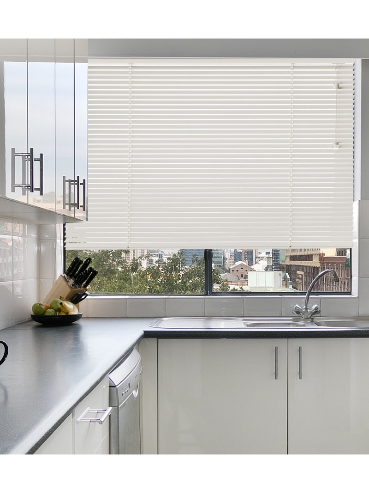 allure_-_aluminium_jaloezie_25mm_-_snow_white_7024_ALUST-25-7024_detail_800x875_1-1200x1600